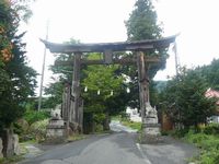 小菅神社（飯山市）の参道に設けられた木製の大きな鳥居