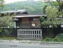小野宿の倉澤家の前に掲げられた高札場。