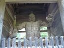 津金寺山門に安置されている素朴な仁王像（阿形像）