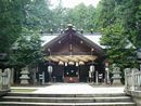 大宮熱田神社拝殿正面とその前に置かれた石造狛犬