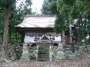 葛山落合神社拝殿正面に設けられた石垣と石造狛犬