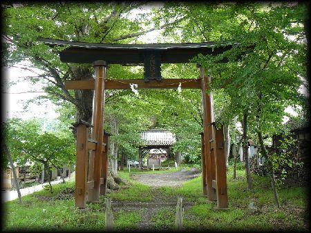 小内八幡神社参道に設けられた木製鳥居
