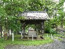 小内八幡神社参道沿いにある木製神橋と覆い屋