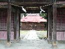 小内八幡神社随身門から見た境内の様子