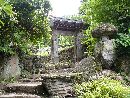 岩松院境内に設けられた廟所門