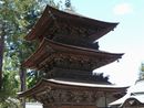 若一王子神社三重塔は拝殿の向かって右斜め前方に配置されています
