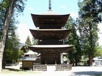 神社の境内にある珍しい仏教色の強い若一王子神社三重塔