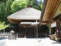 神仏習合時代の名残である重厚な茅葺屋根の若一王子神社観音堂