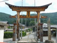 参道正面に設けられている大きな新海三社神社鳥居