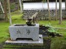 手水鉢には貞祥寺境内裏山の湧水を引き入れていて大変冷たいです