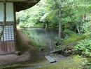 貞祥寺境内の庭園には山から引き込んだ沢水による幽玄な池があります