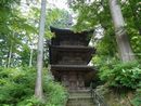 貞祥寺石段から見上げた三重塔の遠景画像