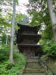 貞祥寺の三重塔は小さいですが凛とした緊張感があります