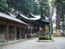 手長神社社殿を左斜め前方から撮影した画像