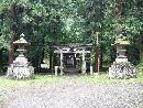 塩野神社参道両脇に建立されている石燈篭