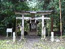 塩野神社神域を守る木製鳥居